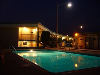 Imagen de la piscina del Hotel Hospitality Inn, Kamloops. Foto 13