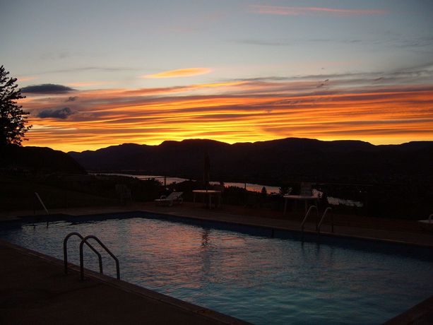 Imagen de la piscina del Hotel Hospitality Inn, Kamloops. Foto 14