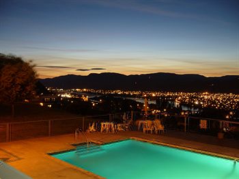 Imagen de la piscina del Hotel Hospitality Inn, Kamloops. Foto 15