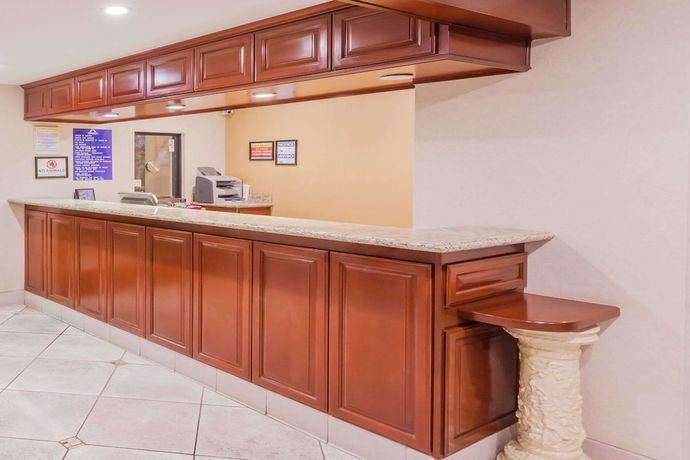 Imagen de los interiores del Hotel Hospitality Inn San Bernardino/ Redlands. Foto 16