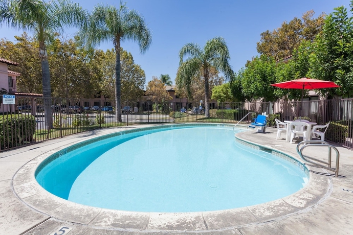 Imagen de la piscina del Hotel Hospitality Inn San Bernardino/ Redlands. Foto 17