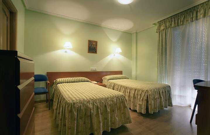 Imagen de la habitación del Hotel Hostal Adela. Foto 16