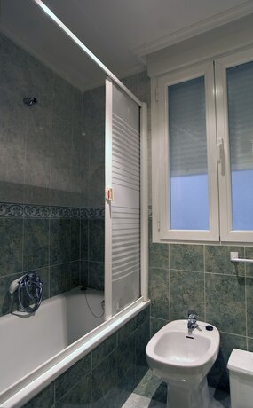 Imagen de la habitación del Hotel Hostal Adela. Foto 17