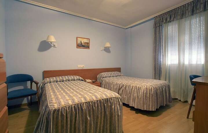 Imagen de la habitación del Hotel Hostal Adela. Foto 18