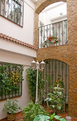 Imagen de los exteriores del Hotel Hostal Agustí. Foto 18