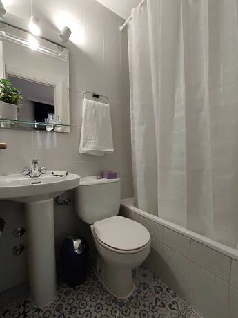 Imagen de la habitación del Hotel Hostal Alfaro. Foto 13