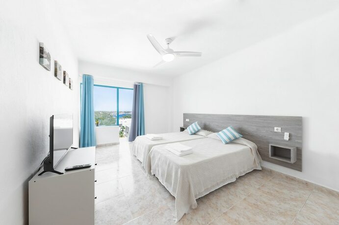 Imagen de la habitación del Hotel Hostal Cala Llombards. Foto 17