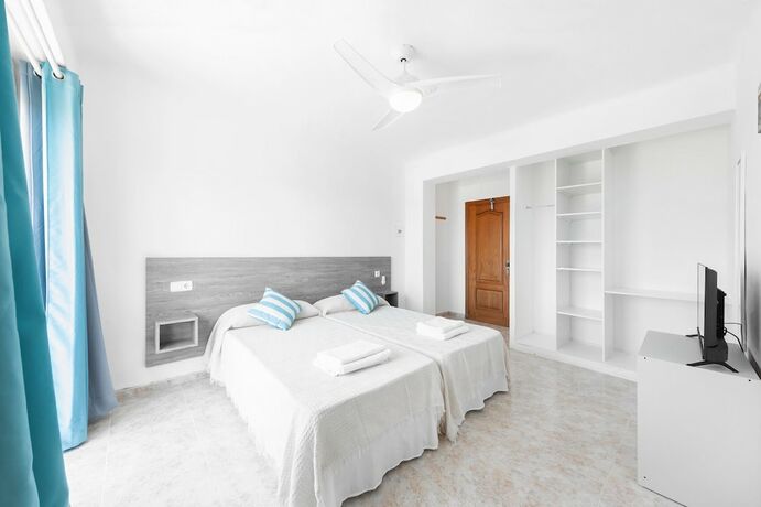 Imagen general del Hotel Hostal Cala Llombards. Foto 4