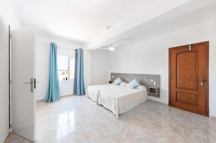 Imagen general del Hotel Hostal Cala Llombards. Foto 9