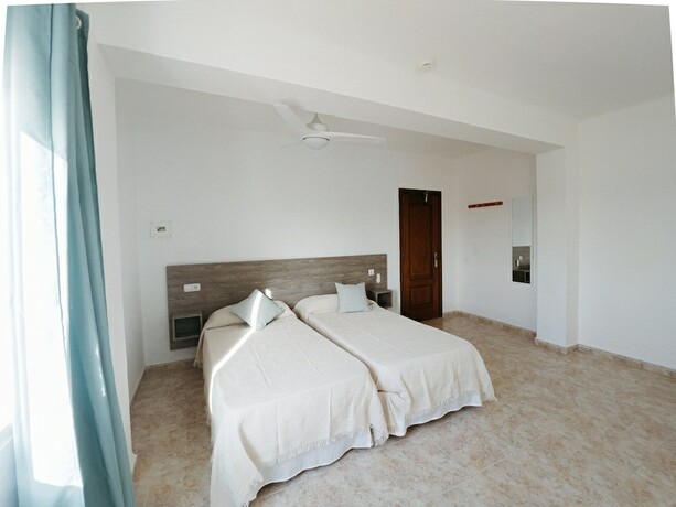 Imagen de la habitación del Hotel Hostal Cala Llombards. Foto 18