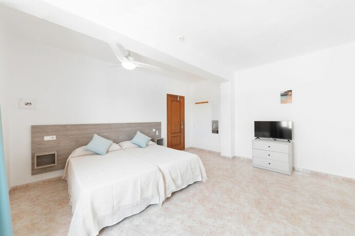 Imagen general del Hotel Hostal Cala Llombards. Foto 11