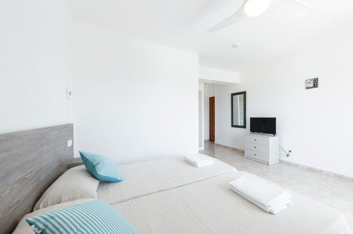 Imagen general del Hotel Hostal Cala Llombards. Foto 12