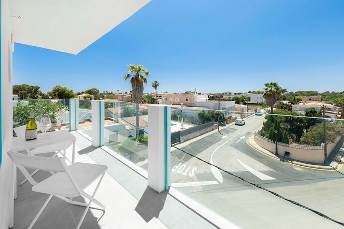 Imagen general del Hotel Hostal Cala Llombards. Foto 13