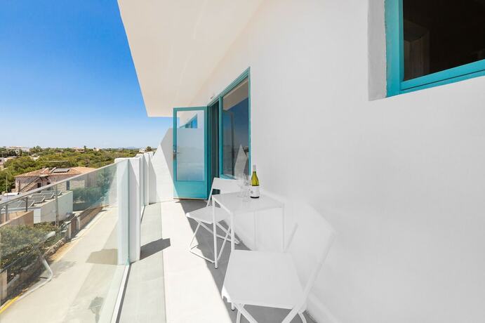 Imagen general del Hotel Hostal Cala Llombards. Foto 14