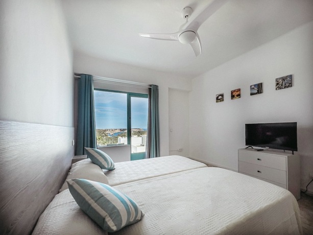 Imagen de la habitación del Hotel Hostal Cala Llombards. Foto 19