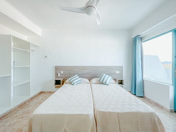 Imagen de la habitación del Hotel Hostal Cala Llombards. Foto 20