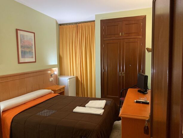 Imagen de la habitación del Hotel Hostal Carlos III. Foto 20