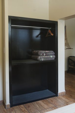 Imagen de la habitación del Hotel Hostal Carlos Tenaud. Foto 3