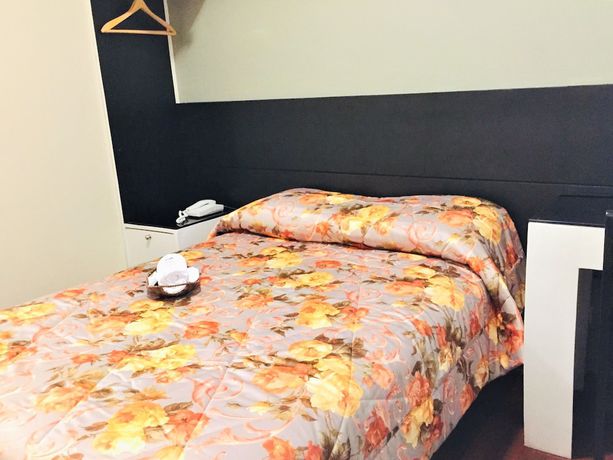 Imagen de la habitación del Hotel Hostal Carlos Tenaud. Foto 9