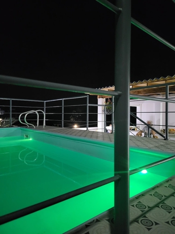 Imagen de la piscina del Hotel Hostal Casa Familiar Josi. Foto 14