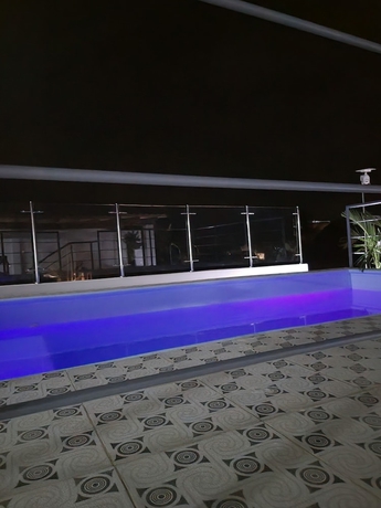 Imagen de la piscina del Hotel Hostal Casa Familiar Josi. Foto 15