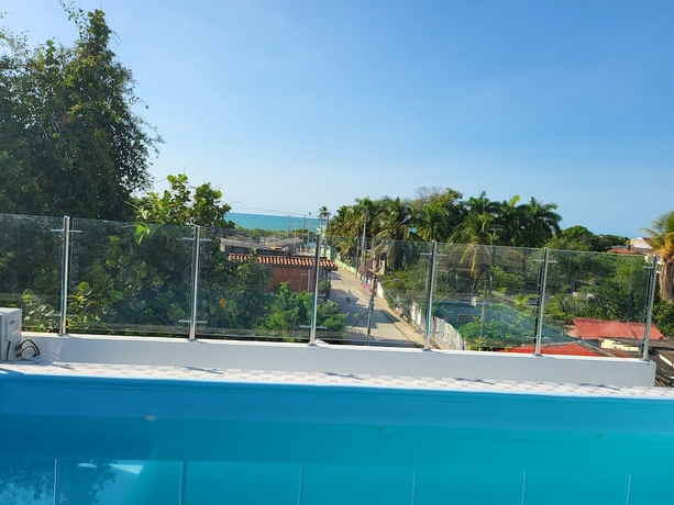 Imagen de la piscina del Hotel Hostal Casa Familiar Josi. Foto 16