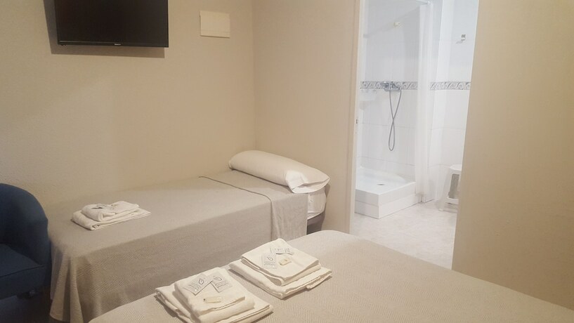 Imagen de la habitación del Hotel Hostal Castellverd. Foto 16