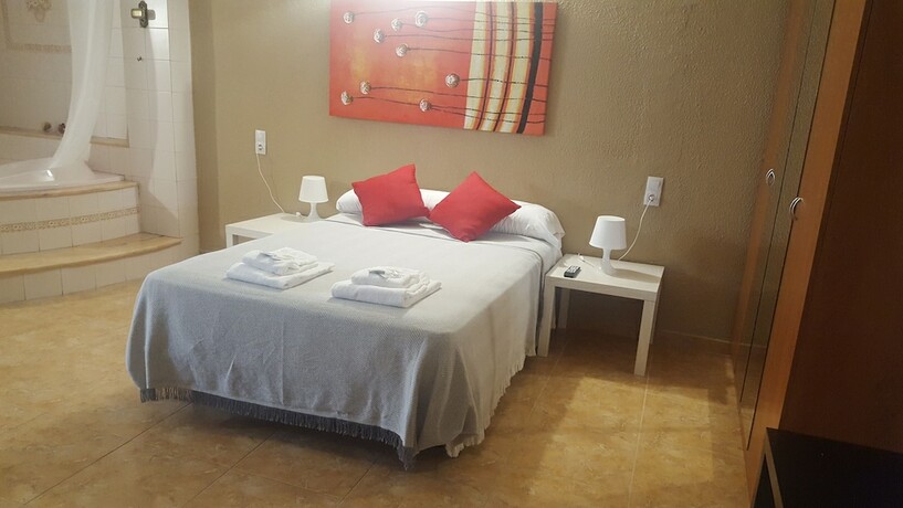 Imagen de la habitación del Hotel Hostal Castellverd. Foto 17