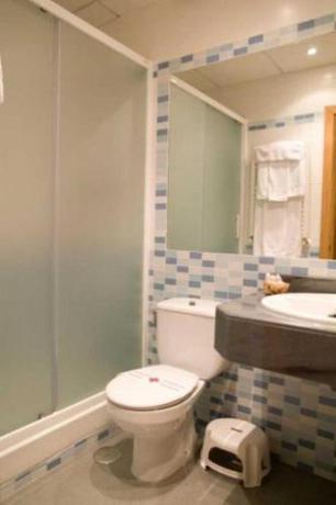 Imagen de la habitación del Hotel Hostal Colon. Foto 20