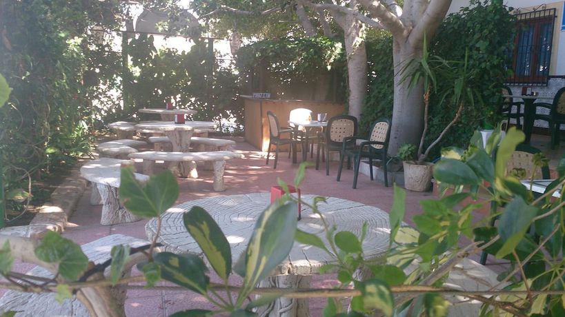 Imagen de los exteriores del Hotel Hostal Diegos. Foto 13