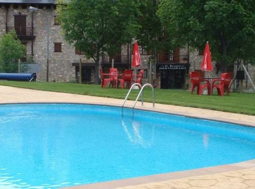 Imagen de la piscina del Hotel Hostal El Bouquet. Foto 16