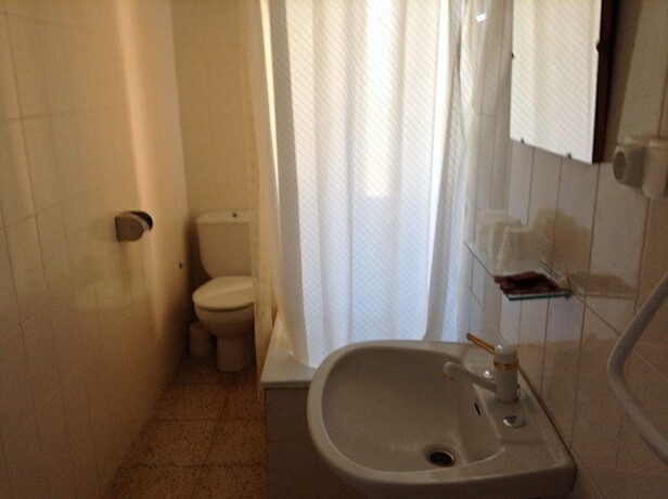 Imagen de la habitación del Hotel Hostal El Delfin Verde. Foto 13