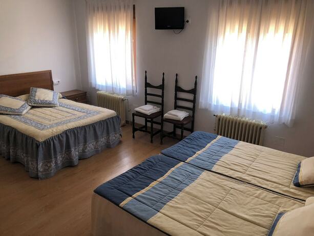 Imagen de la habitación del Hotel Hostal El Delfin Verde. Foto 17