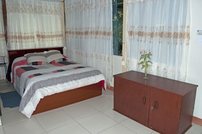 Imagen general del Hotel Hostal El Parque, Tababela. Foto 6