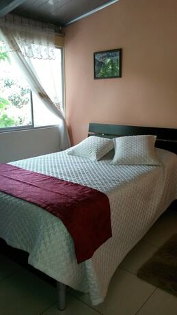 Imagen de la habitación del Hotel Hostal El Parque, Tababela. Foto 17