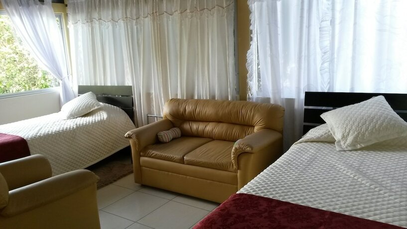 Imagen de la habitación del Hotel Hostal El Parque, Tababela. Foto 20