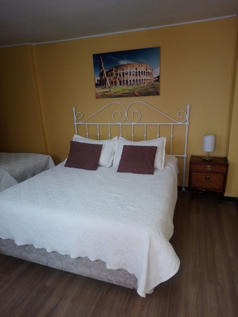 Imagen de la habitación del Hotel Hostal Estadio Nacional. Foto 8