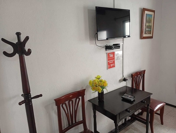 Imagen de la habitación del Hotel Hostal Flores. Foto 3