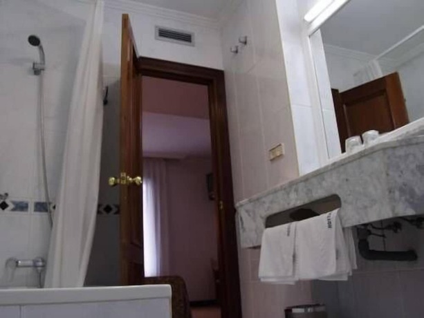 Imagen de la habitación del Hotel Hostal Gran Via Levante. Foto 20