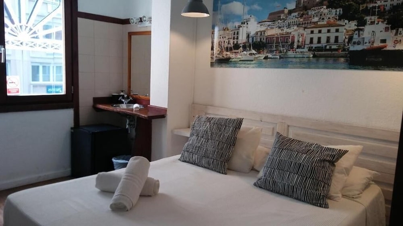 Imagen de la habitación del Hotel Hostal Ibiza. Foto 2