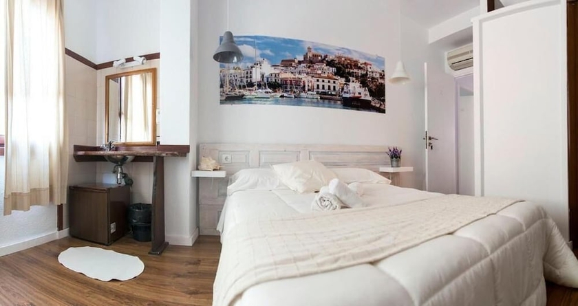 Imagen de la habitación del Hotel Hostal Ibiza. Foto 3