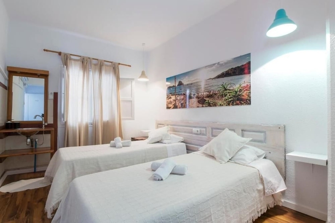 Imagen de la habitación del Hotel Hostal Ibiza. Foto 9