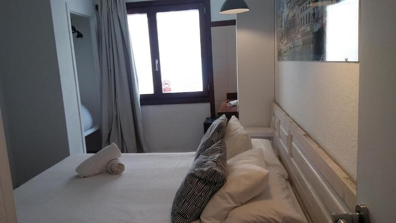 Imagen de la habitación del Hotel Hostal Ibiza. Foto 11