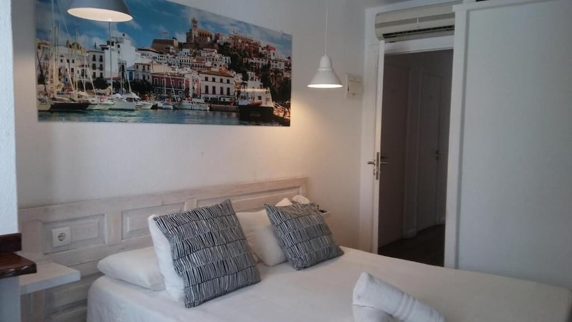 Imagen de la habitación del Hotel Hostal Ibiza. Foto 12