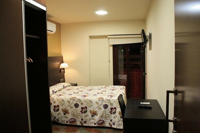 Imagen general del Hotel Hostal La Bartola. Foto 8