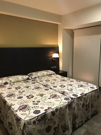 Imagen de la habitación del Hotel Hostal La Bartola. Foto 20