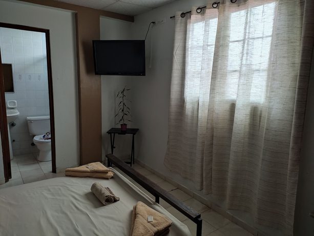 Imagen de la habitación del Hotel Hostal La Cigarra. Foto 5