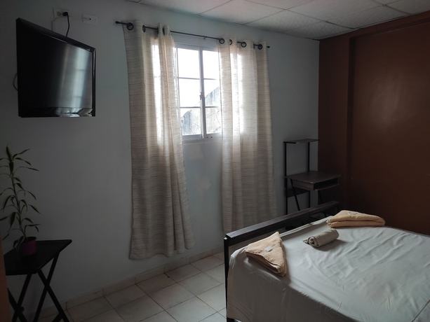 Imagen de la habitación del Hotel Hostal La Cigarra. Foto 6