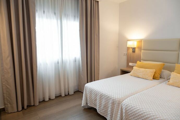 Imagen general del Hotel Hostal La Cig&uuml;e&ntilde;a, Cala Portinatx. Foto 3