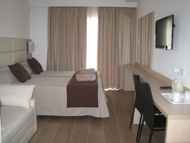 Imagen general del Hotel Hostal La Cig&uuml;e&ntilde;a, Cala Portinatx. Foto 4